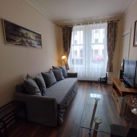 2 Bedrooms Flat Central Edinburgh, Sleeps 6, In The Shadow Of Holyrood Park And Arthur'S Seat With Free Parking, Two Bed Rooms 외부 사진