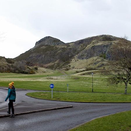 2 Bedrooms Flat Central Edinburgh, Sleeps 6, In The Shadow Of Holyrood Park And Arthur'S Seat With Free Parking, Two Bed Rooms 외부 사진