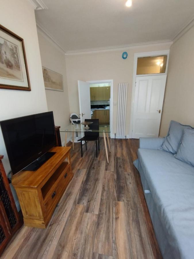 2 Bedrooms Flat Central Edinburgh, Sleeps 6, In The Shadow Of Holyrood Park And Arthur'S Seat With Free Parking, Two Bed Rooms 외부 사진