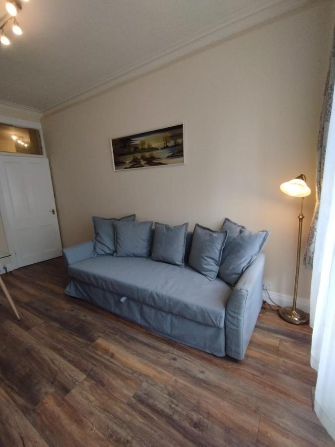 2 Bedrooms Flat Central Edinburgh, Sleeps 6, In The Shadow Of Holyrood Park And Arthur'S Seat With Free Parking, Two Bed Rooms 외부 사진