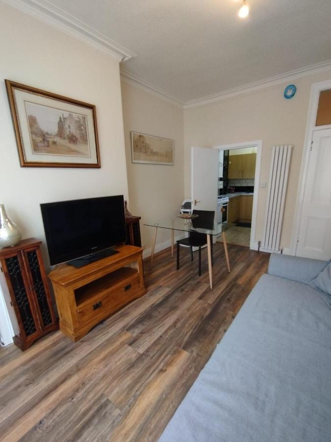 2 Bedrooms Flat Central Edinburgh, Sleeps 6, In The Shadow Of Holyrood Park And Arthur'S Seat With Free Parking, Two Bed Rooms 외부 사진