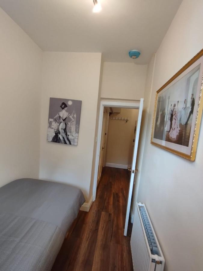 2 Bedrooms Flat Central Edinburgh, Sleeps 6, In The Shadow Of Holyrood Park And Arthur'S Seat With Free Parking, Two Bed Rooms 외부 사진