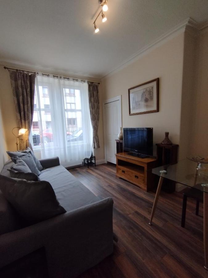 2 Bedrooms Flat Central Edinburgh, Sleeps 6, In The Shadow Of Holyrood Park And Arthur'S Seat With Free Parking, Two Bed Rooms 외부 사진