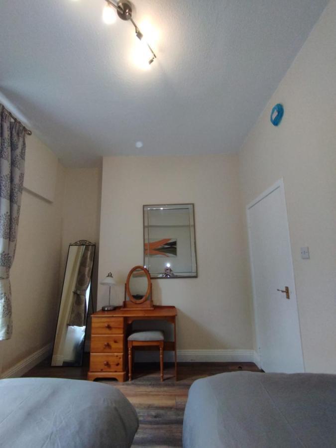 2 Bedrooms Flat Central Edinburgh, Sleeps 6, In The Shadow Of Holyrood Park And Arthur'S Seat With Free Parking, Two Bed Rooms 외부 사진