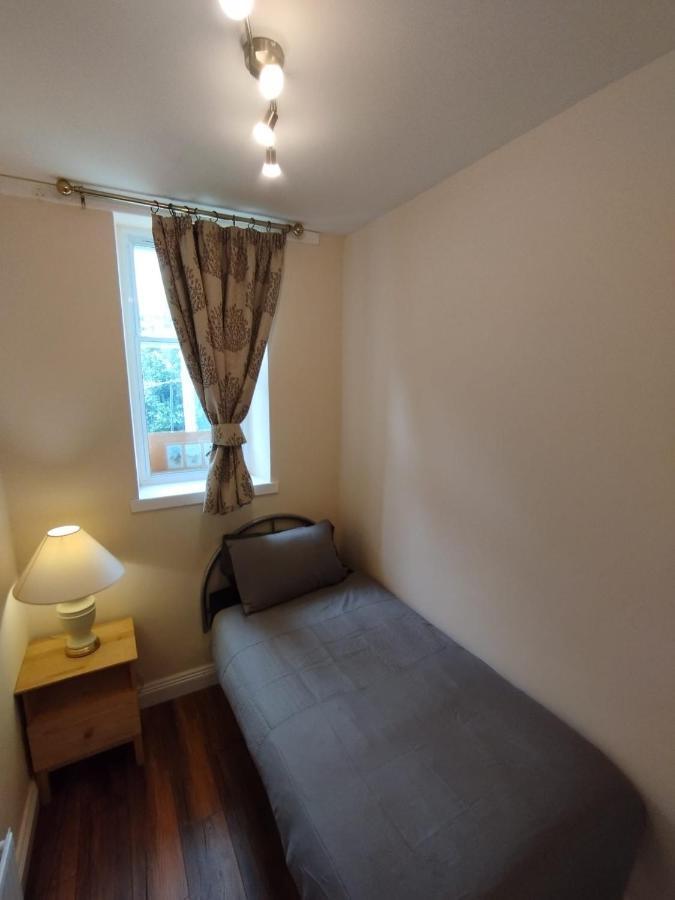 2 Bedrooms Flat Central Edinburgh, Sleeps 6, In The Shadow Of Holyrood Park And Arthur'S Seat With Free Parking, Two Bed Rooms 외부 사진