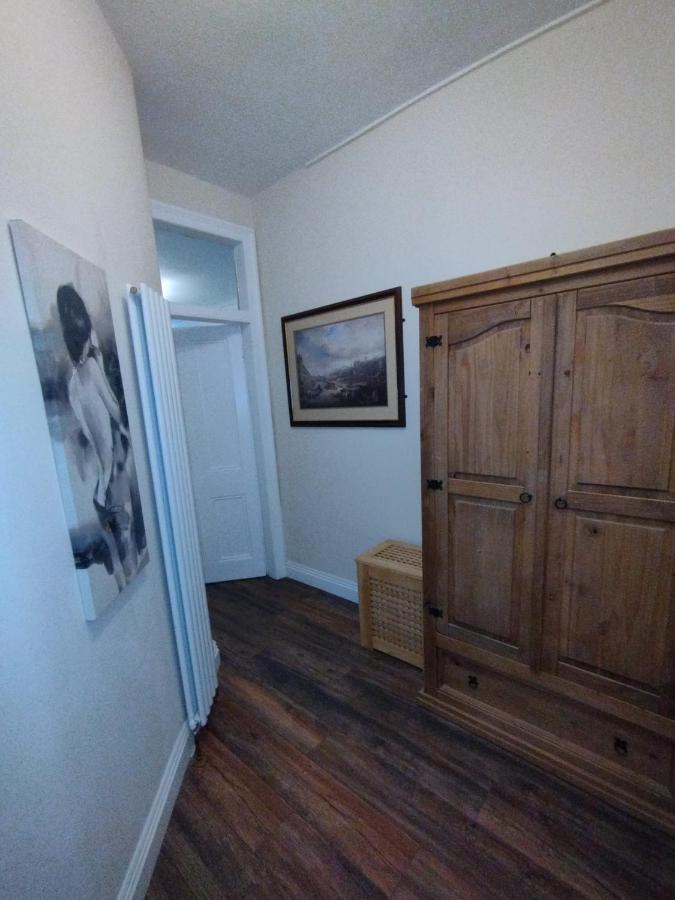 2 Bedrooms Flat Central Edinburgh, Sleeps 6, In The Shadow Of Holyrood Park And Arthur'S Seat With Free Parking, Two Bed Rooms 외부 사진