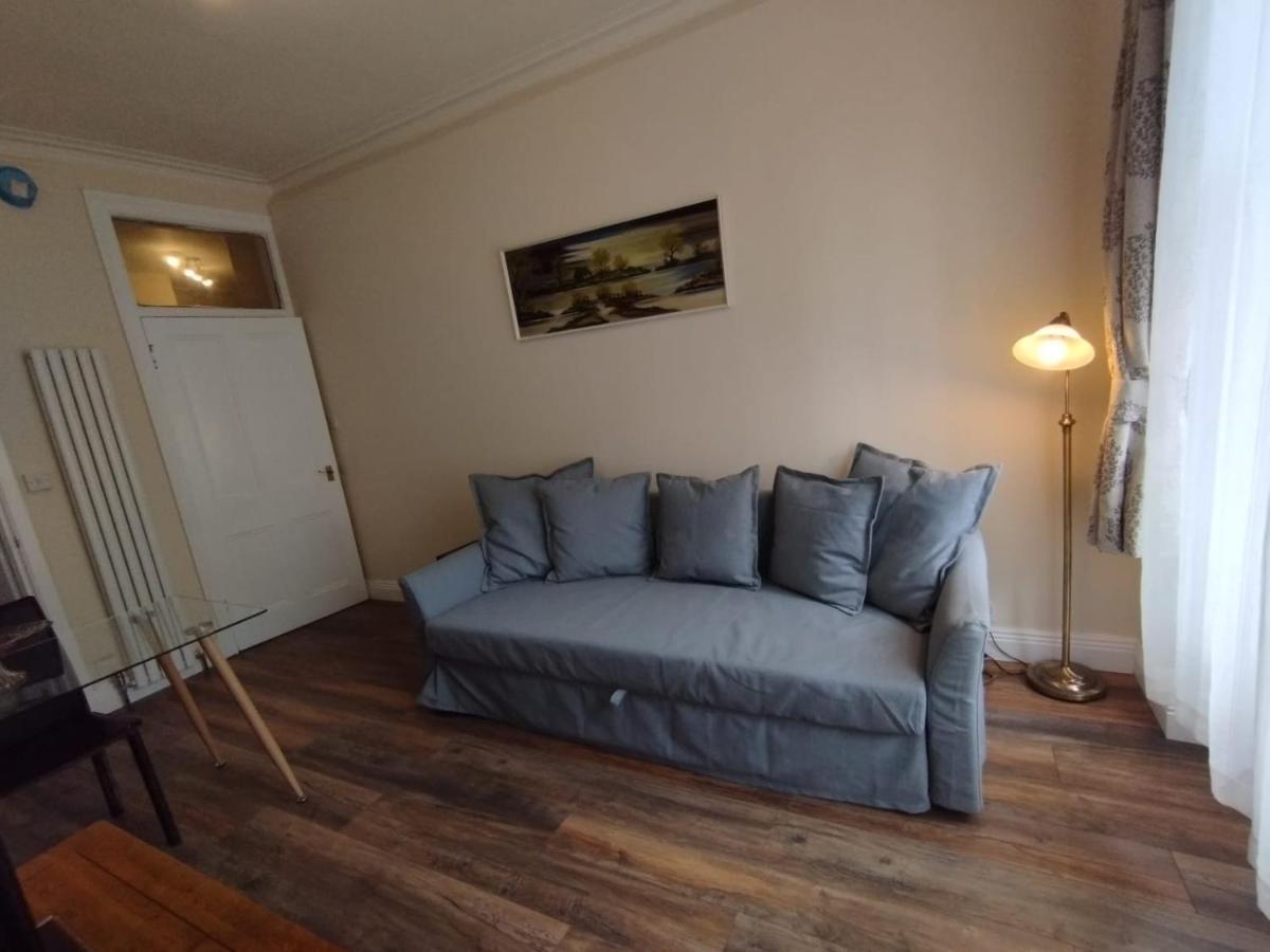 2 Bedrooms Flat Central Edinburgh, Sleeps 6, In The Shadow Of Holyrood Park And Arthur'S Seat With Free Parking, Two Bed Rooms 외부 사진