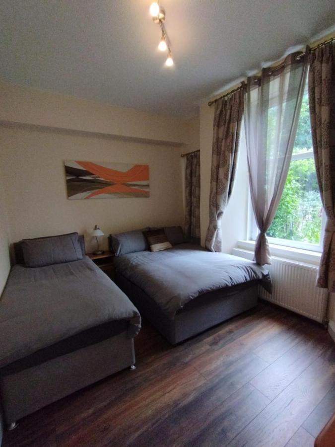 2 Bedrooms Flat Central Edinburgh, Sleeps 6, In The Shadow Of Holyrood Park And Arthur'S Seat With Free Parking, Two Bed Rooms 외부 사진