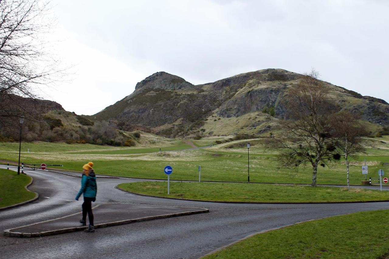 2 Bedrooms Flat Central Edinburgh, Sleeps 6, In The Shadow Of Holyrood Park And Arthur'S Seat With Free Parking, Two Bed Rooms 외부 사진